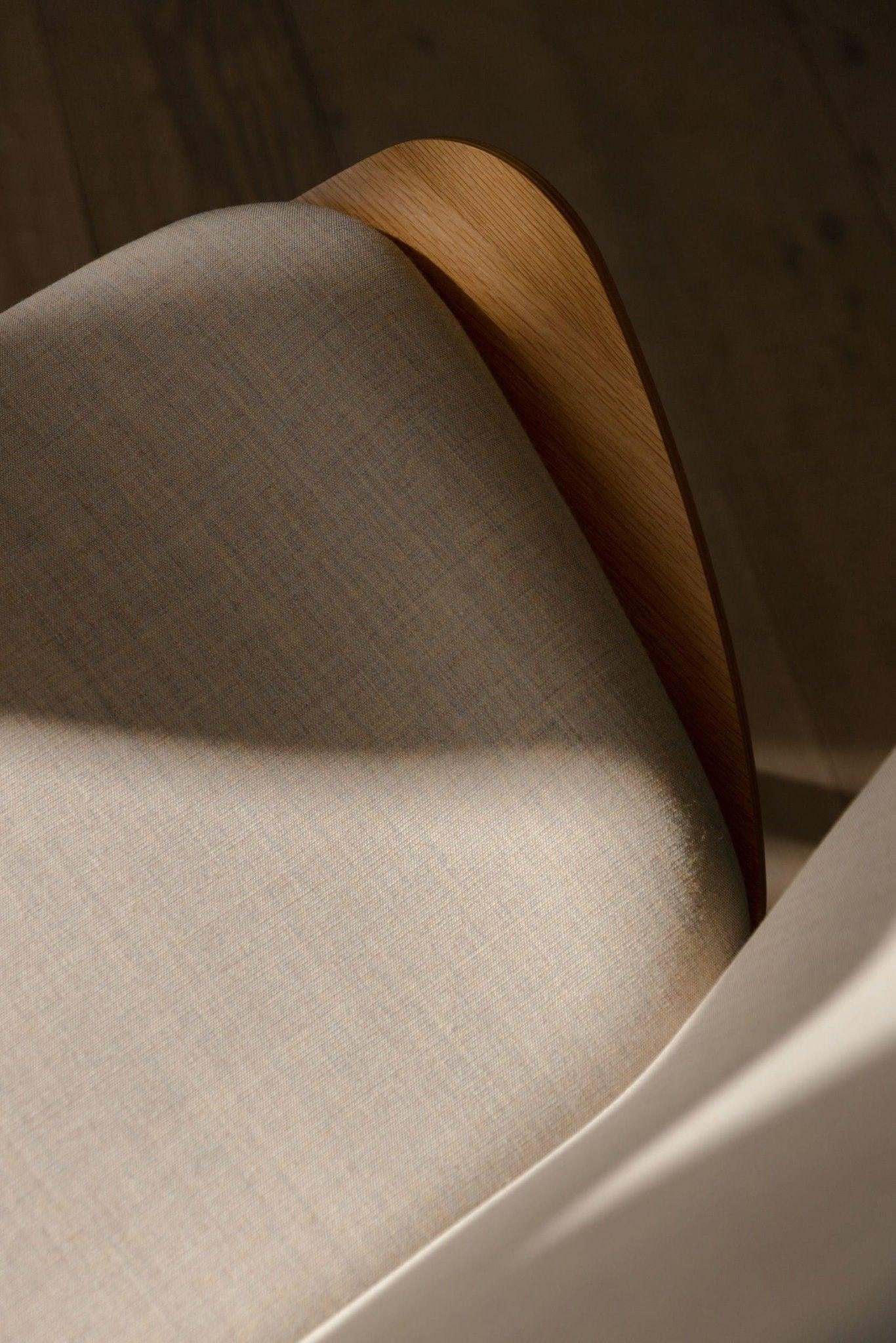 Fotel READER beżowy z dębową podstawą UMAGE Eye on Design