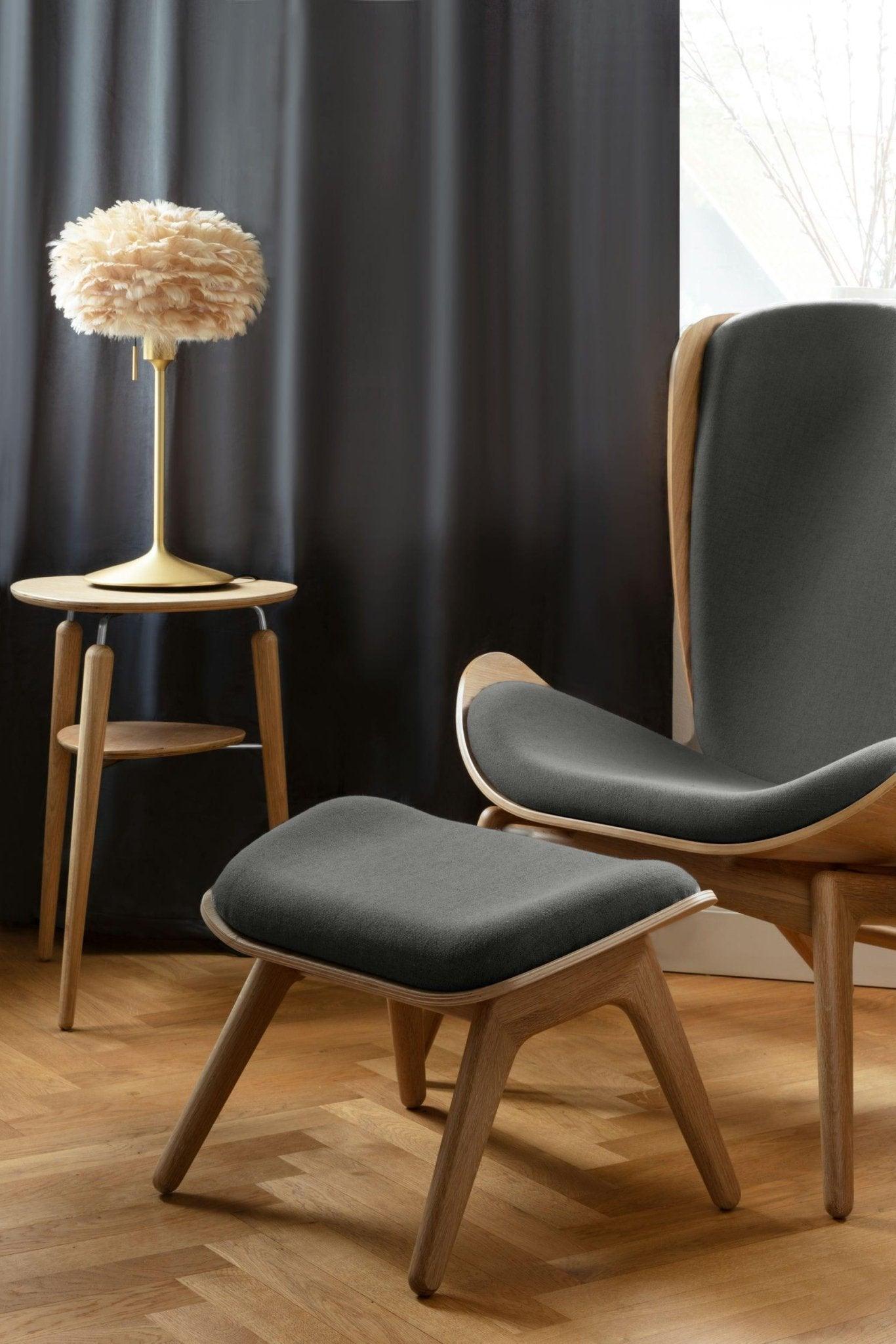 Fotel READER bursztynowy z ciemno dębową podstawą UMAGE Eye on Design
