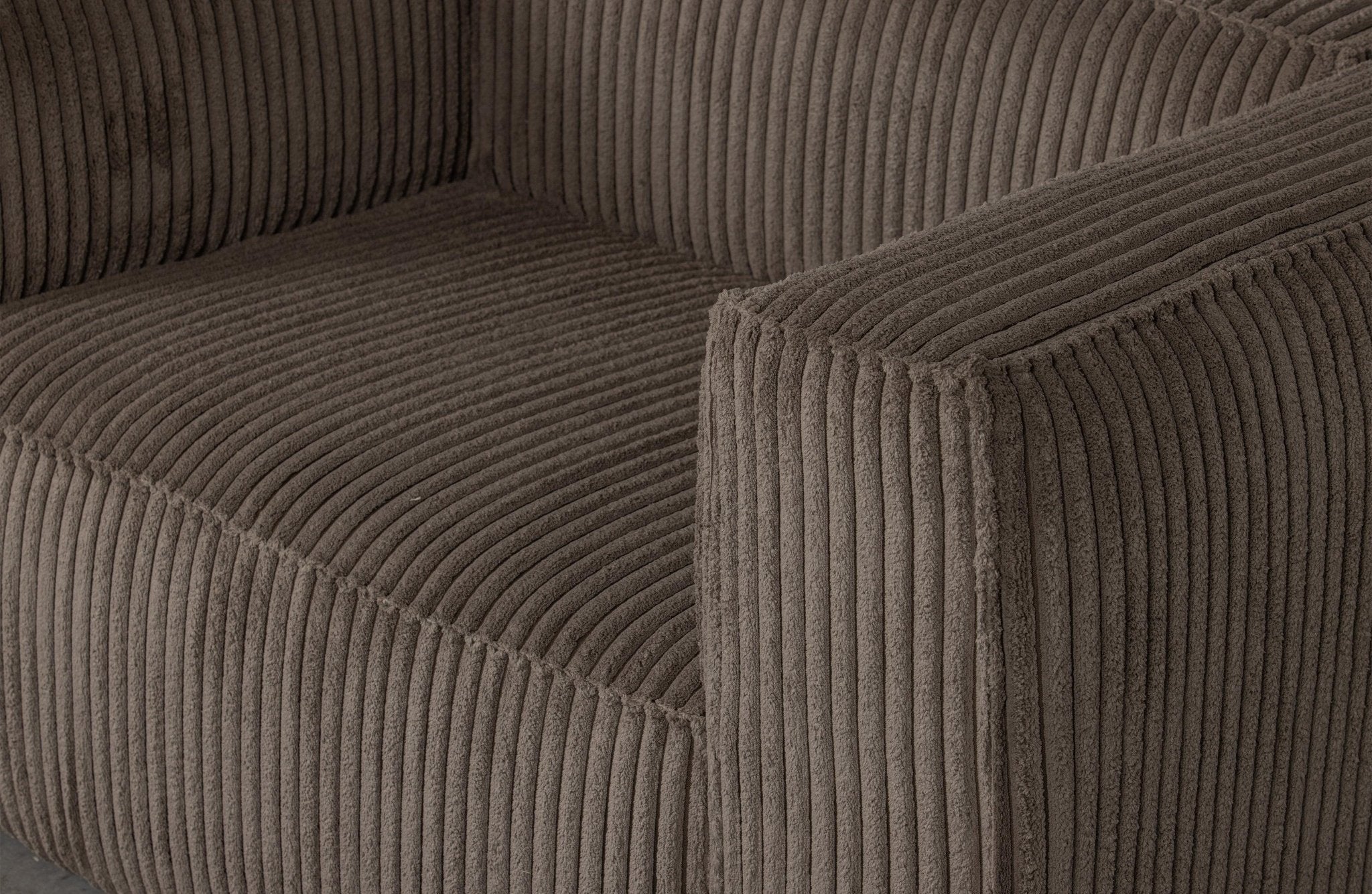Fotel sztruksowy BEAN RIB brązowy Woood Exclusive Eye on Design
