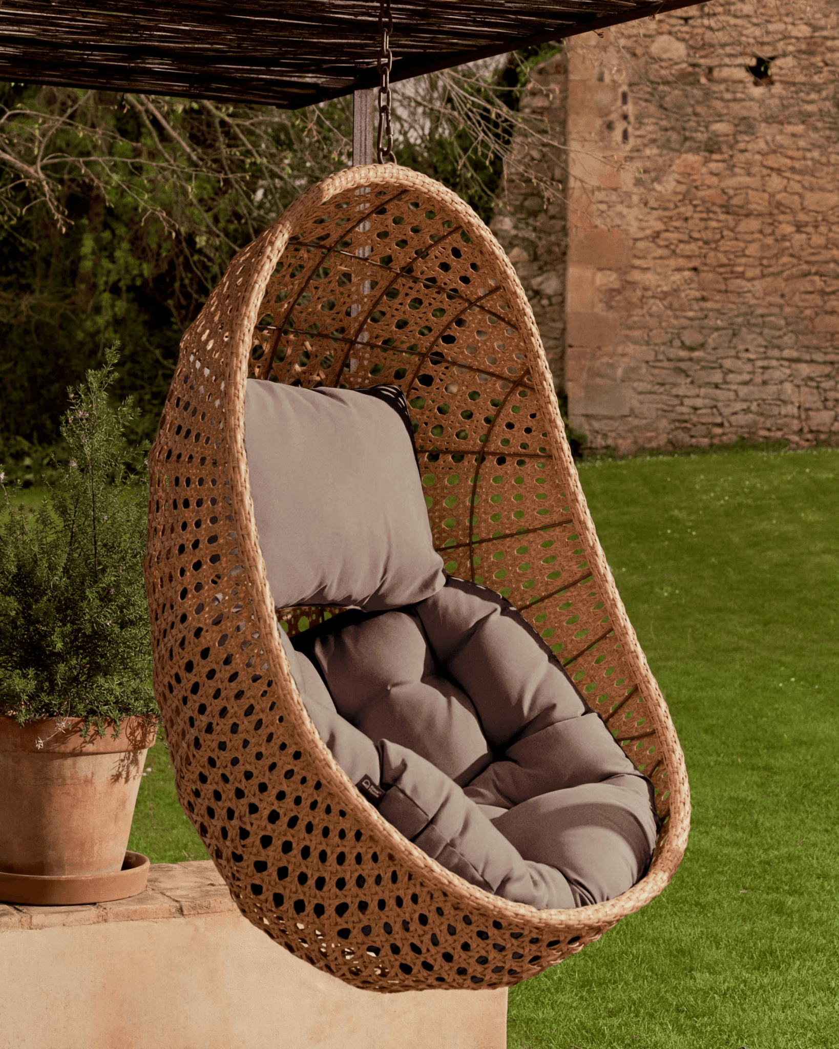 Fotel wiszący CIRA rattanowy La Forma Eye on Design