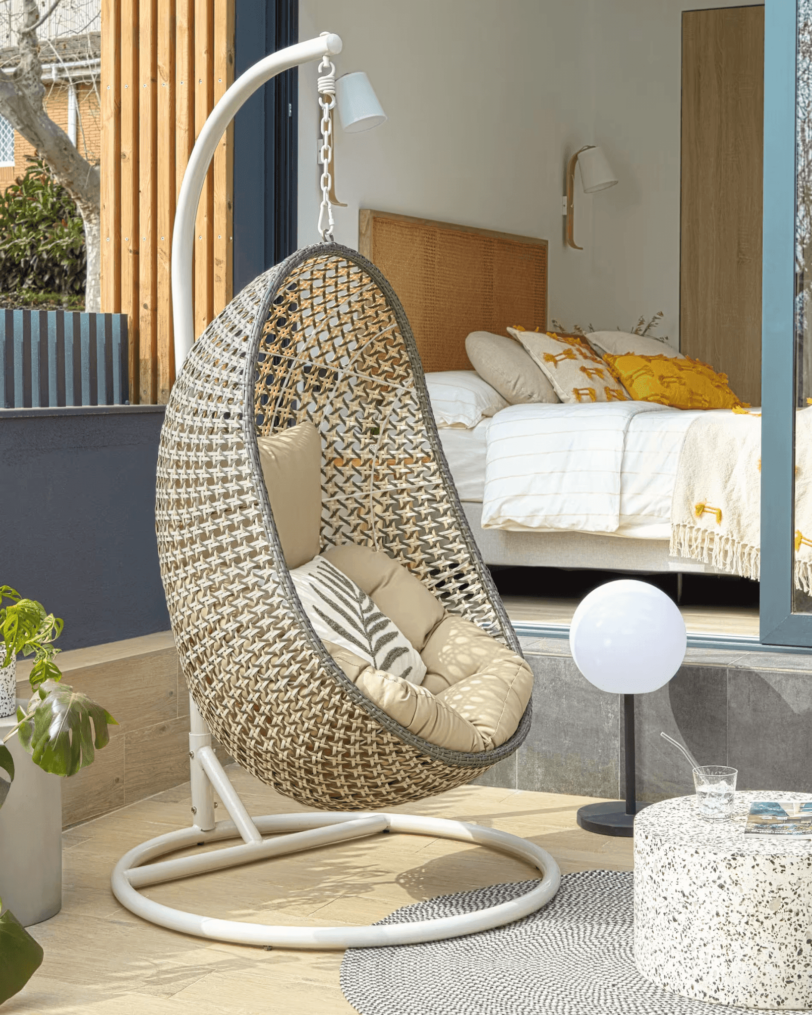 Fotel wiszący CIRA zielony rattan z jasnoszarą podstawą La Forma Eye on Design