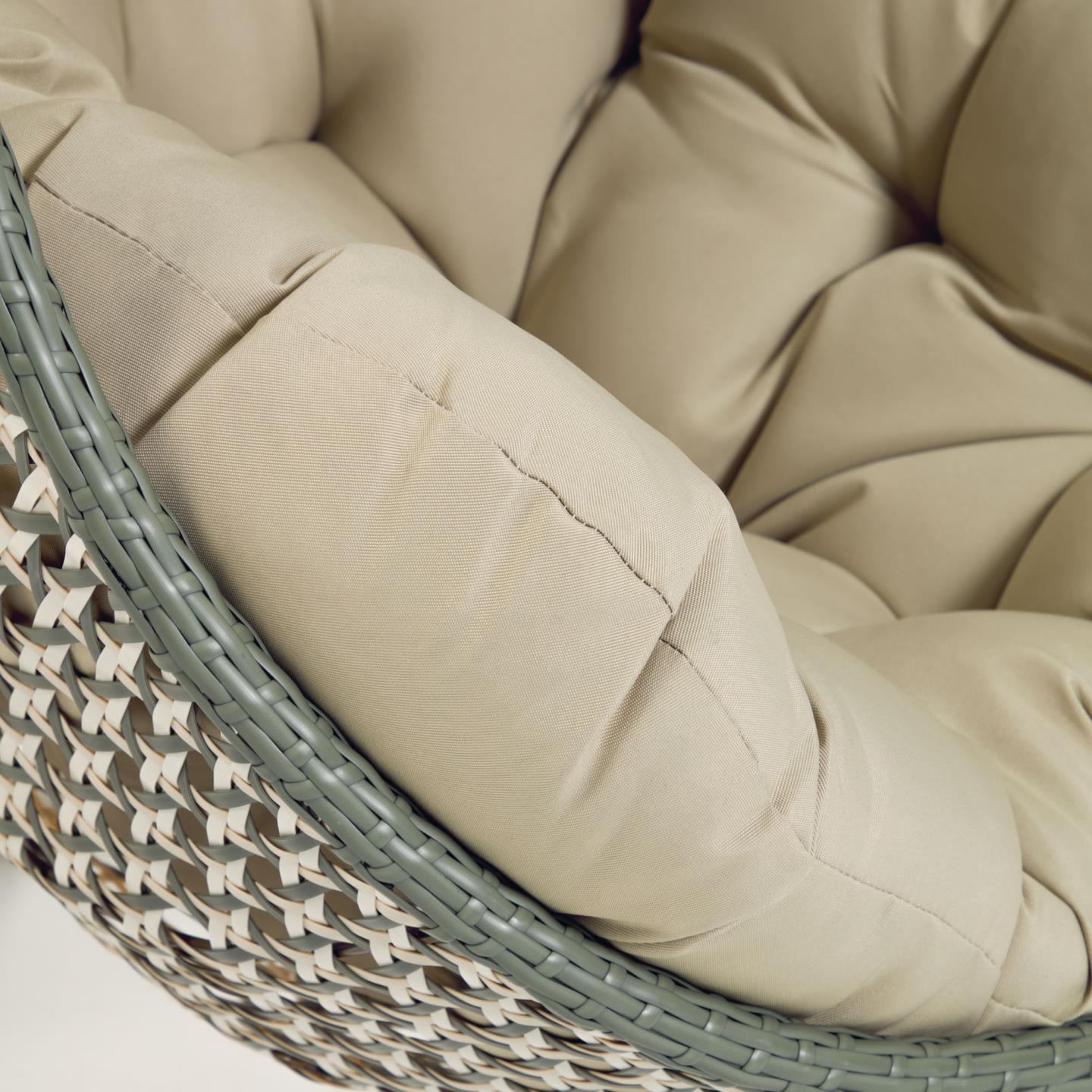 Fotel wiszący CIRA zielony rattan z jasnoszarą podstawą La Forma Eye on Design