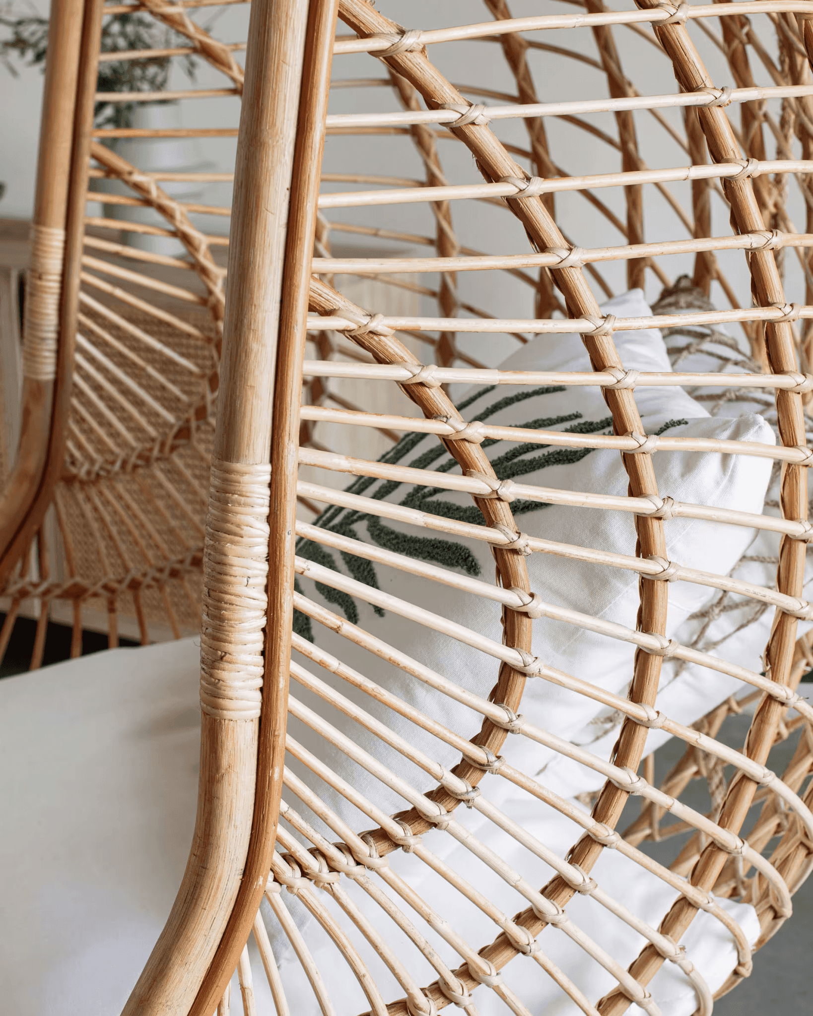 Fotel wiszący EKZTERINA rattanowy z szarą podstawą La Forma Eye on Design