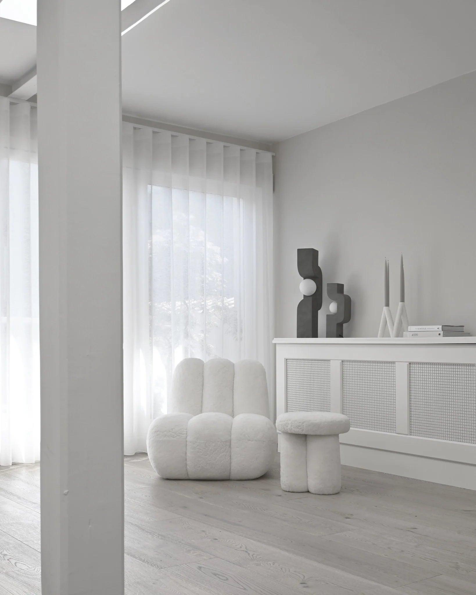 Fotel z owczej skóry TOE biały 101 Copenhagen Eye on Design
