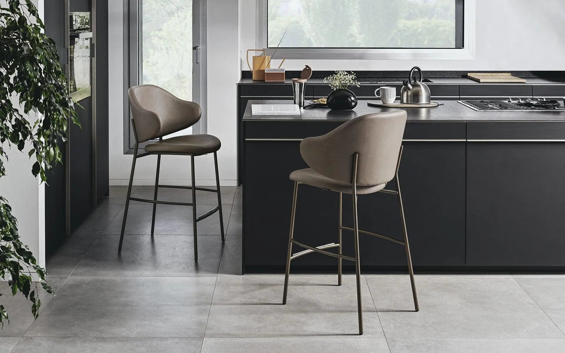 Hoker aksamitny HOLLY piaskowy Calligaris Eye on Design
