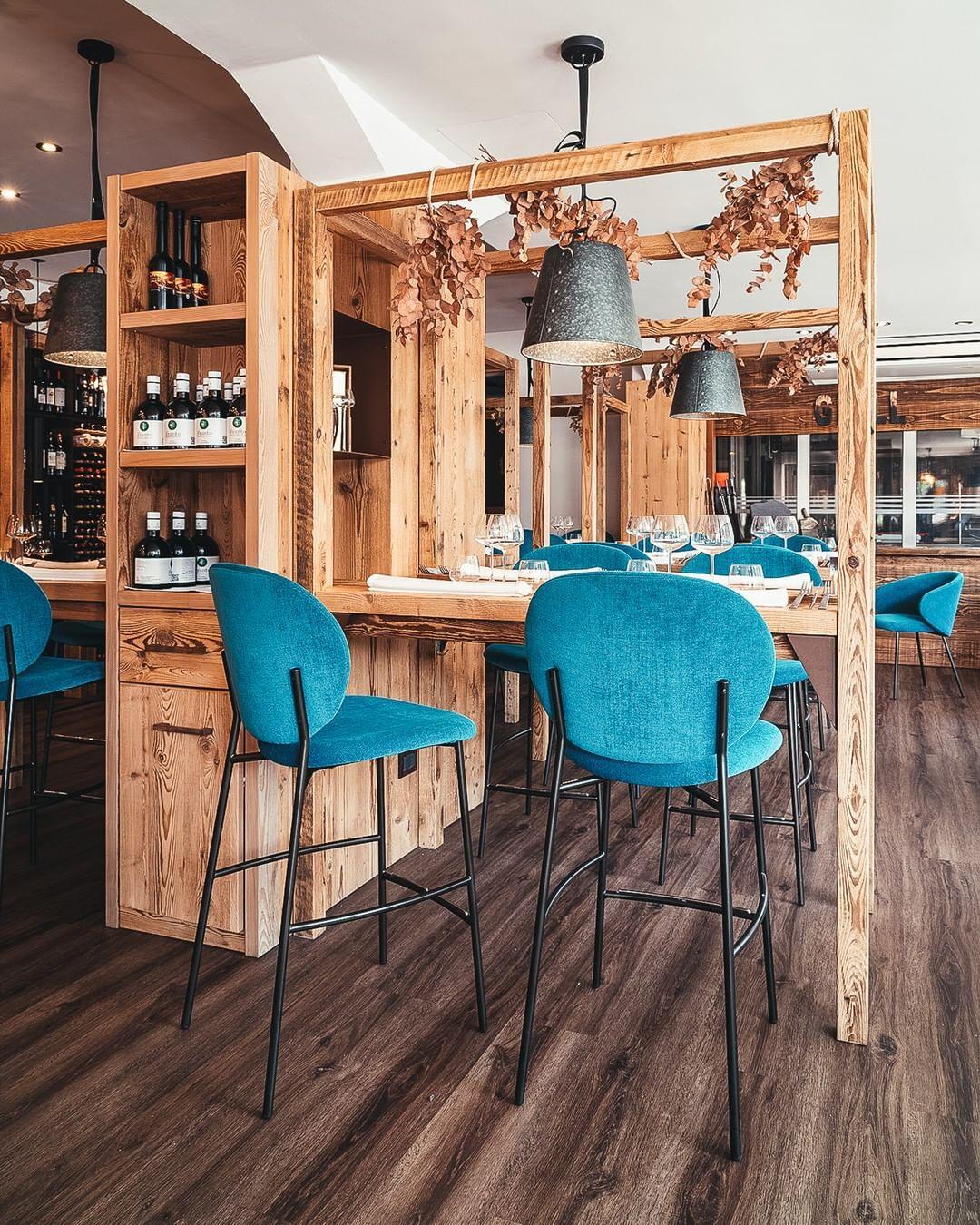Hoker aksamitny INÈS niebieski Calligaris Eye on Design
