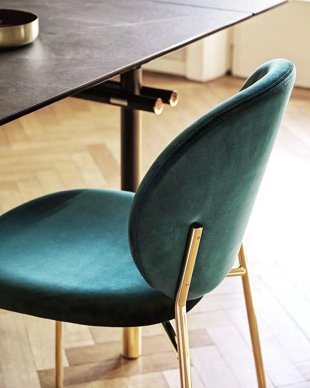 Hoker aksamitny INÈS piaskowy Calligaris Eye on Design