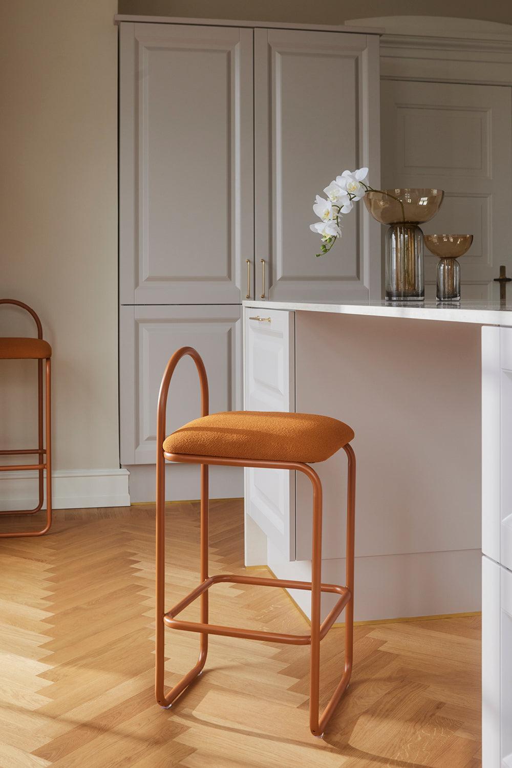 Hoker z tkaniną boucle ANGUI bursztynowy AYTM Eye on Design