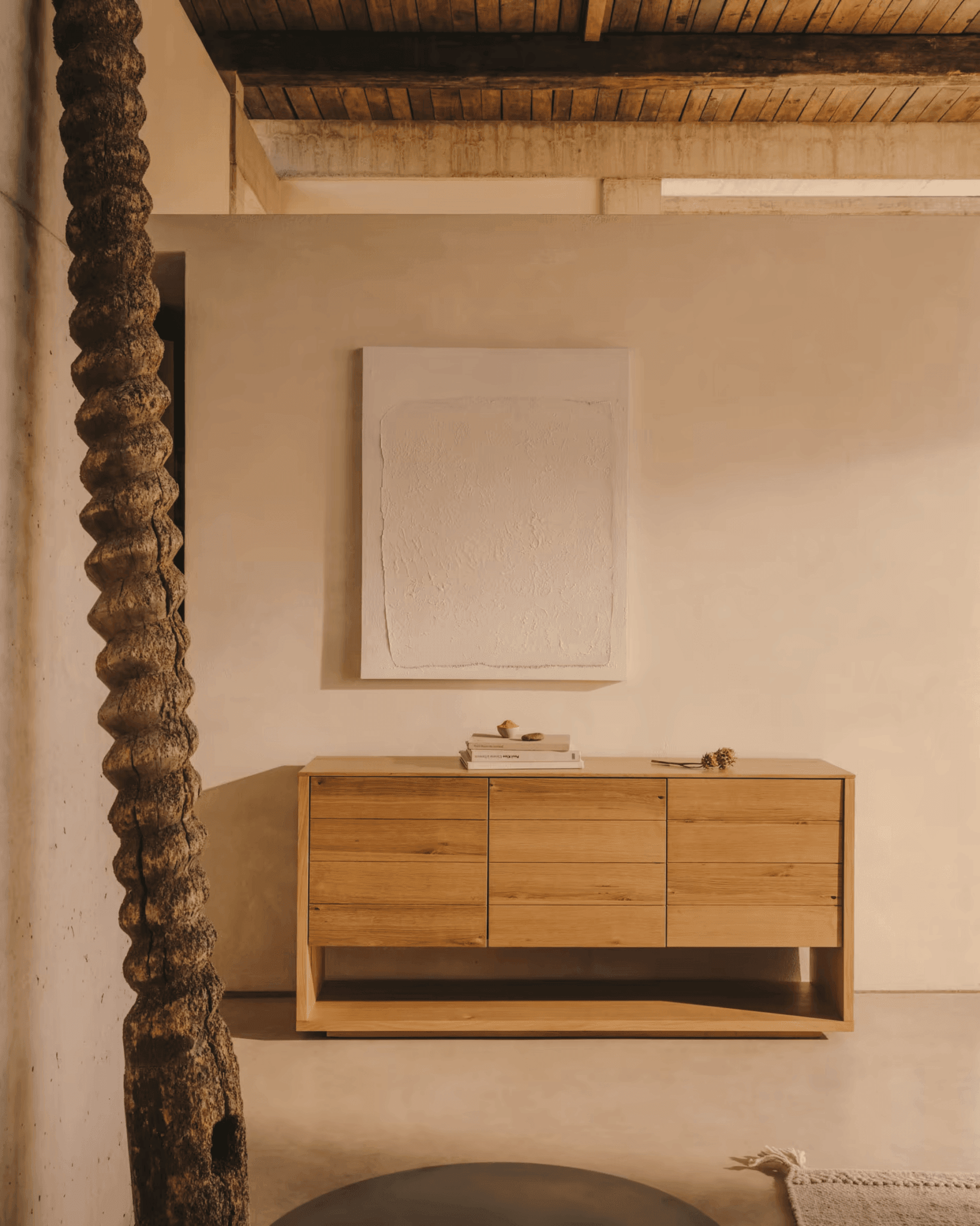 Komoda 3-drzwiowa ALGUEMA fornir dębowy La Forma Eye on Design