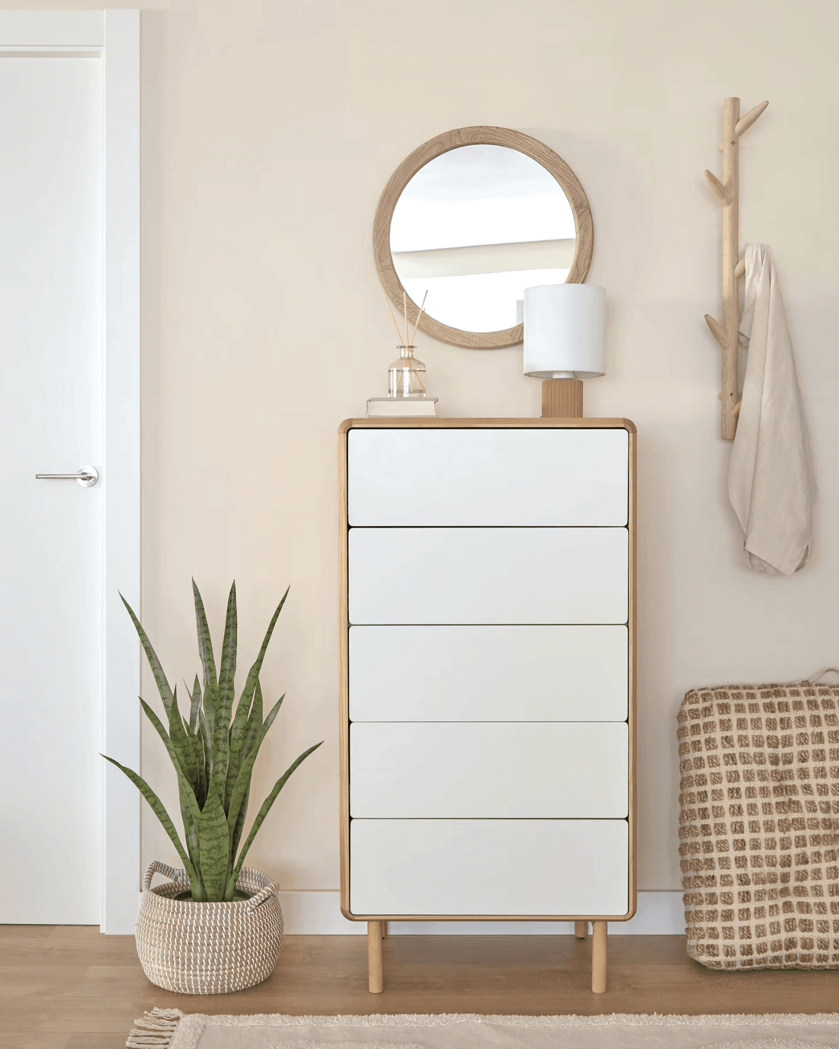 Komoda wysoka z szufladami ANIELLE biały z drewnem La Forma Eye on Design