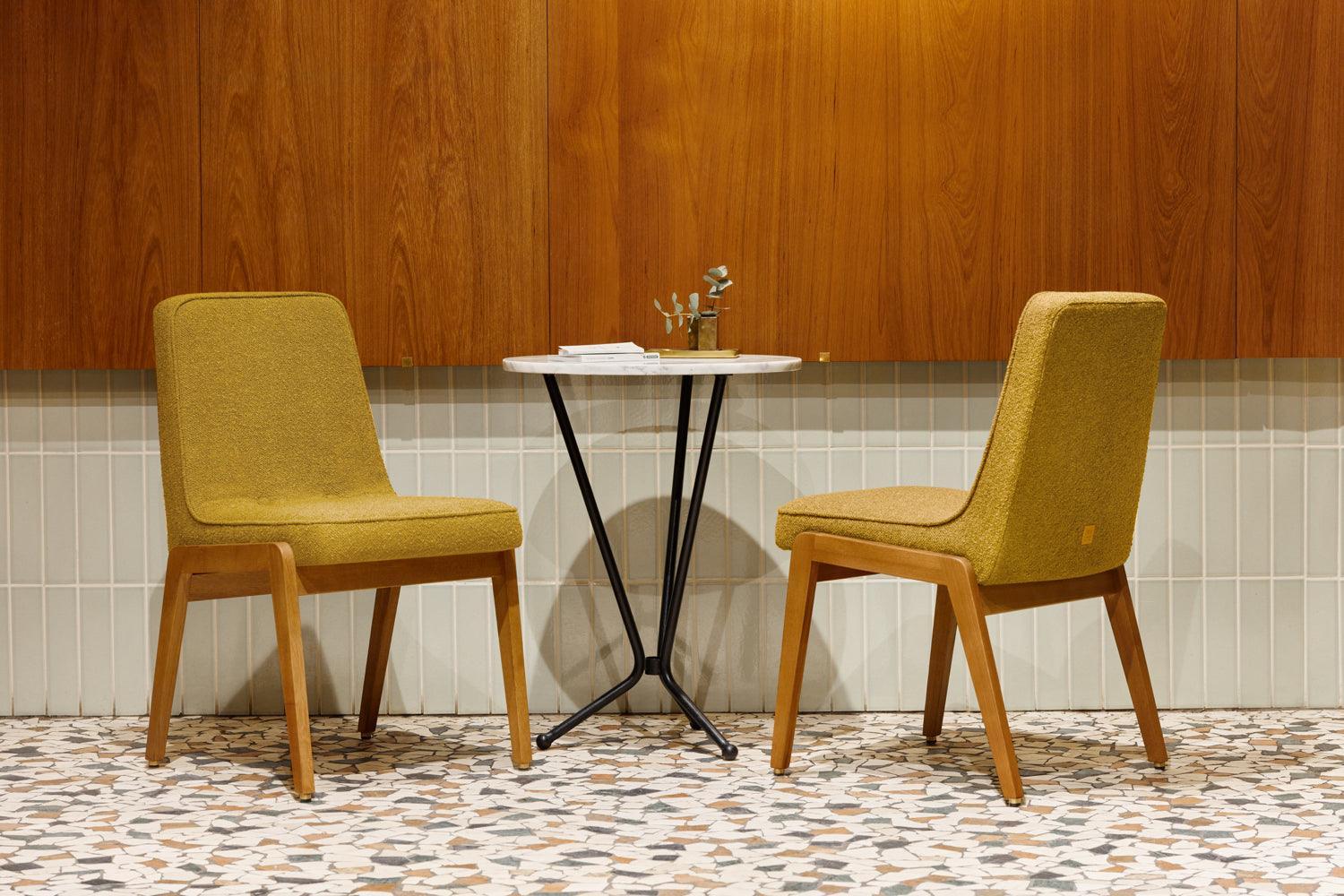 Krzesło 200-125 VAR żółty w tkaninie Shine Velvet Mustard 366 concept Eye on Design