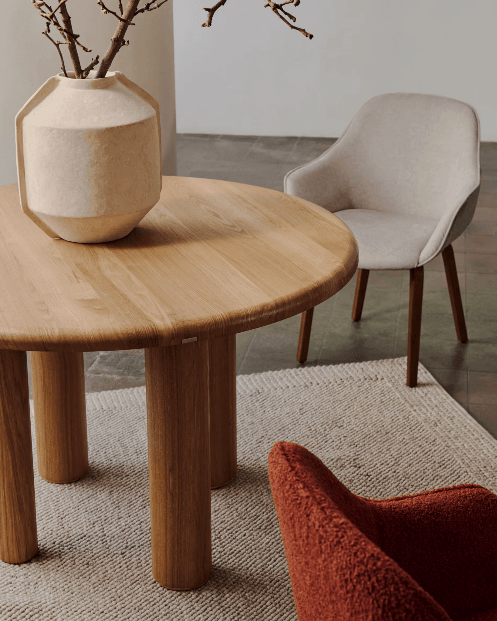 Krzesło ALELI beżowy szenil z drewnianą podstawą La Forma Eye on Design
