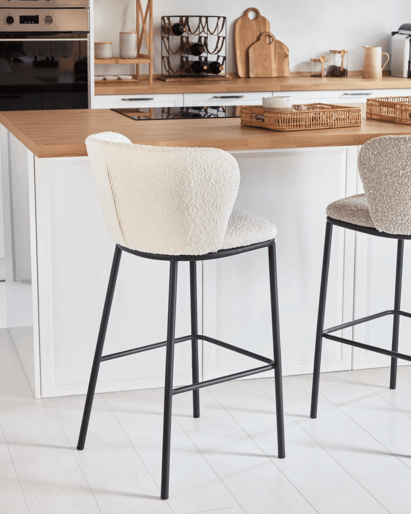 Krzesło barowe CISELIA biały boucle La Forma Eye on Design