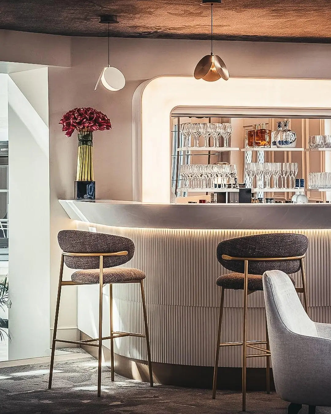 Krzesło barowe OLEANDRO boucle jasnobrązowy z metalową podstawą Calligaris Eye on Design