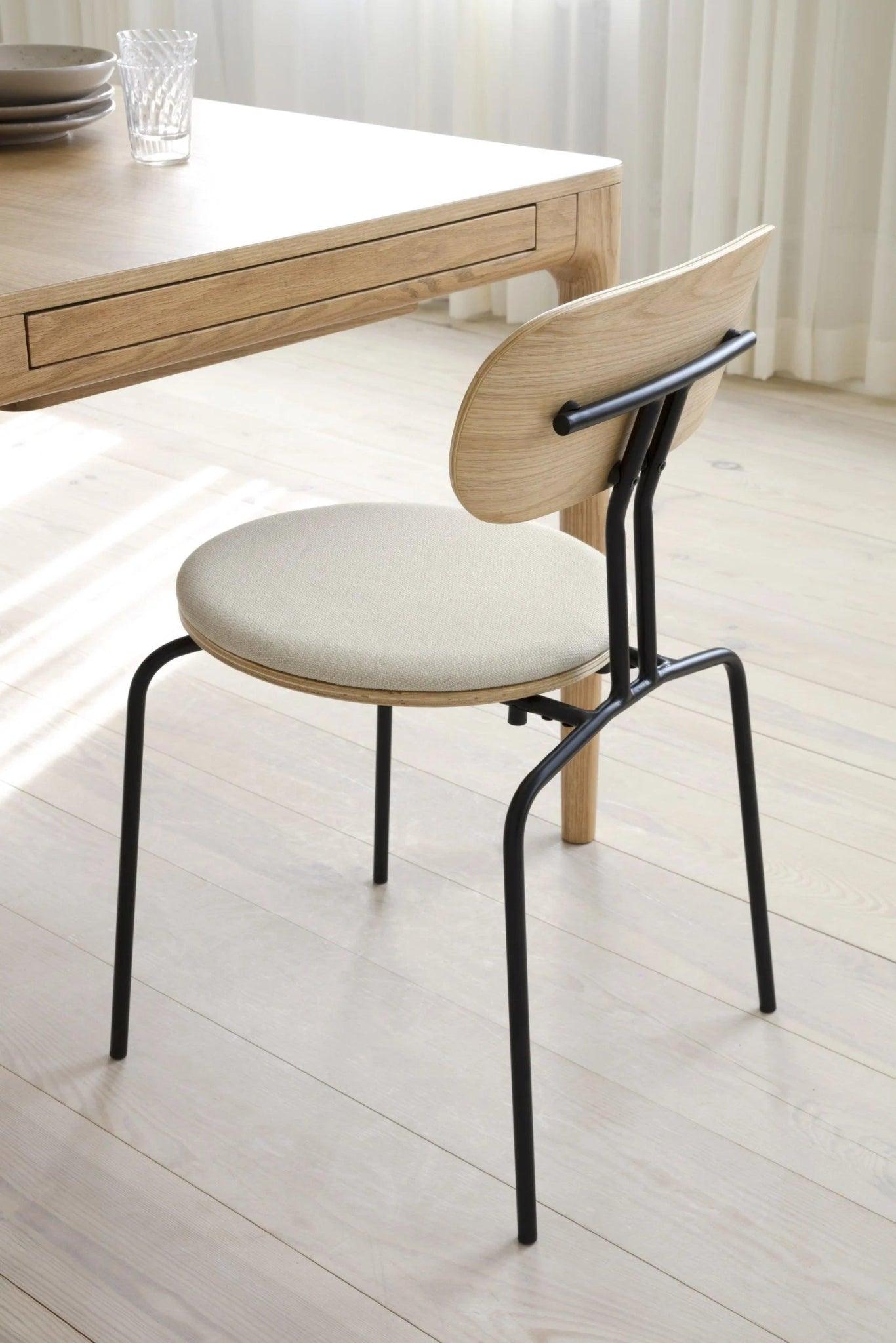 Krzesło CURIOUS granatowy ze złotą podstawą UMAGE Eye on Design