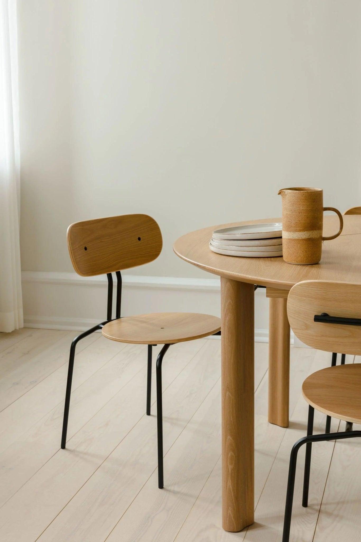 Krzesło CURIOUS granatowy ze złotą podstawą UMAGE Eye on Design