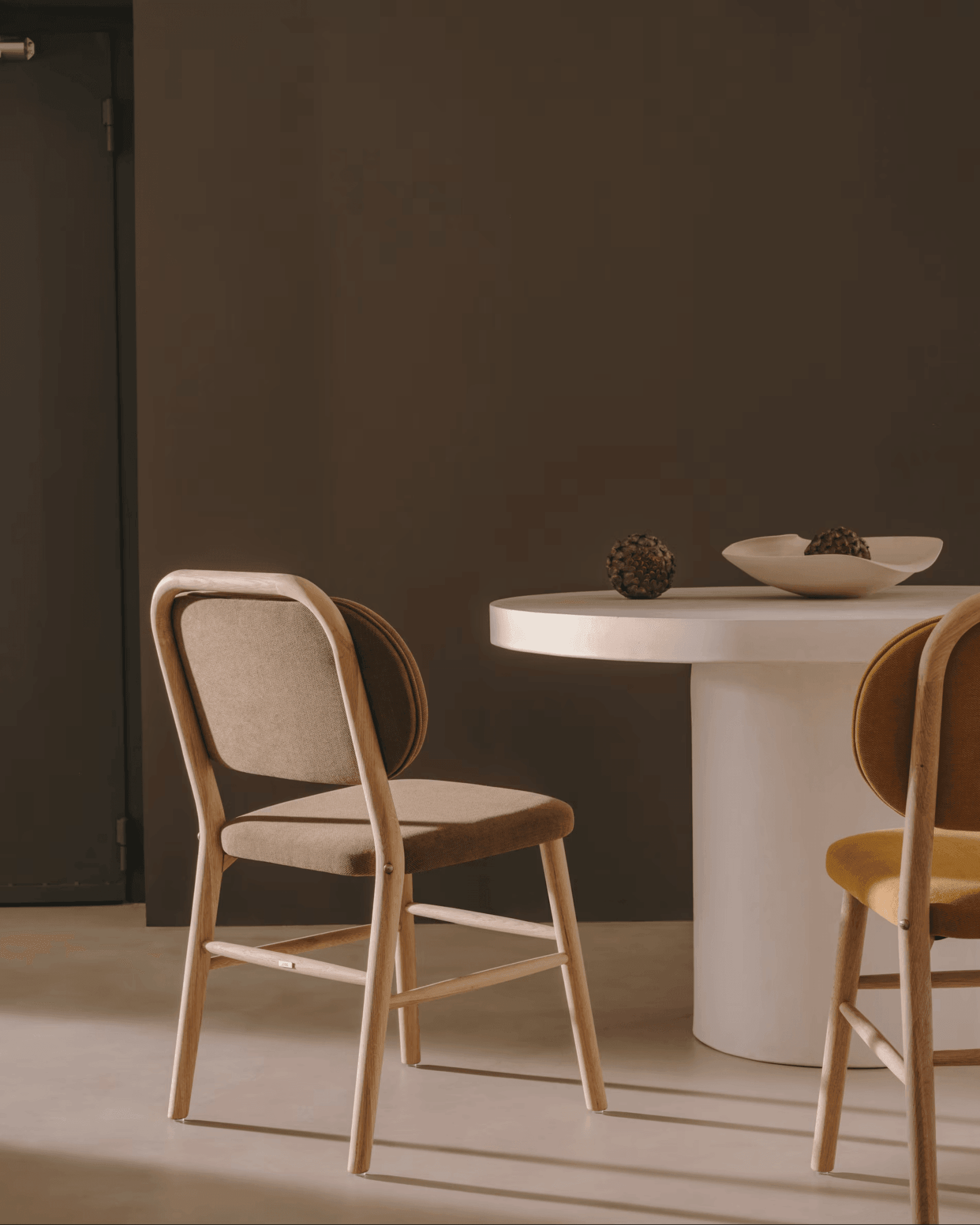Krzesło HELDA zielony szenil z drewnianą podstawą La Forma Eye on Design
