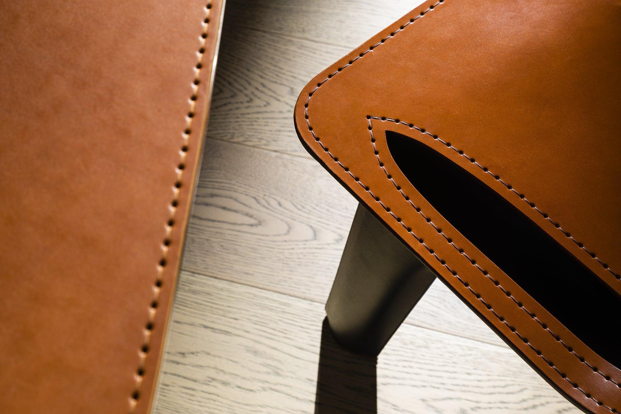 Krzesło J-CHAIR brązowy z koniakowym wykończeniem Zieta Studio Eye on Design
