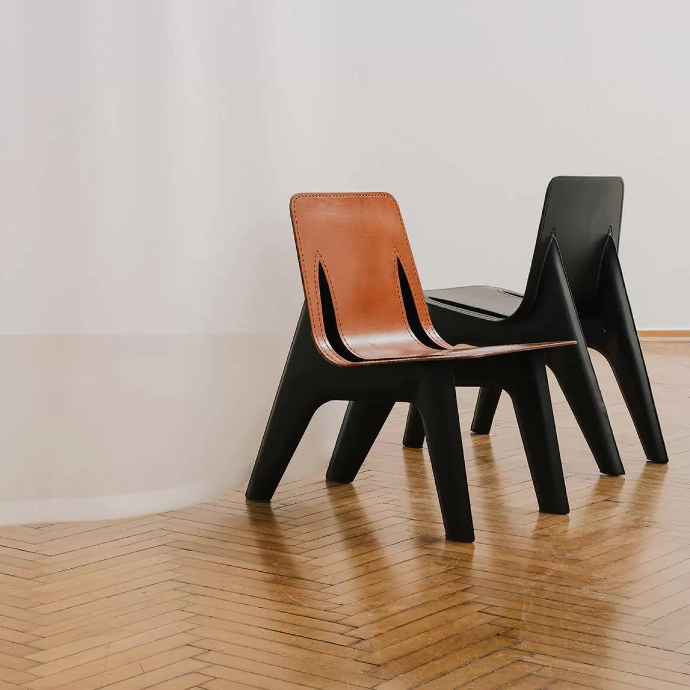 Krzesło J-CHAIR szaroniebieski mat z koniakowym wykończeniem Zieta Studio Eye on Design