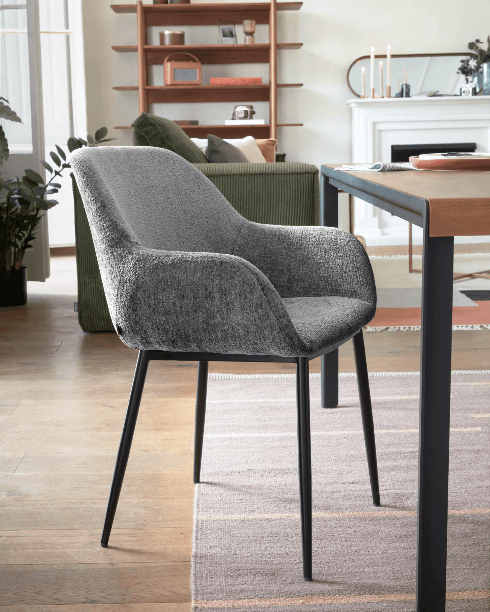 Krzesło KONNA futrzany ciemnoszary z czarną podstawą La Forma Eye on Design