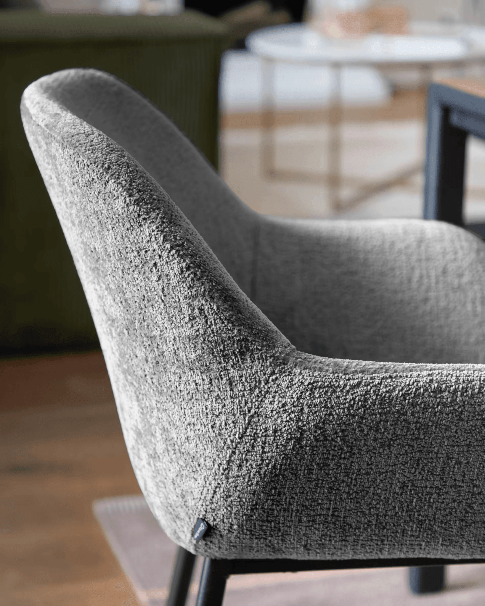 Krzesło KONNA futrzany ciemnoszary z czarną podstawą La Forma Eye on Design