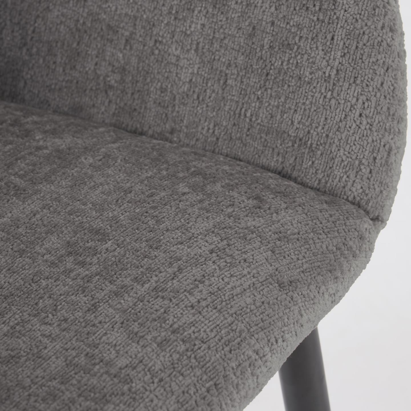 Krzesło KONNA futrzany ciemnoszary z czarną podstawą La Forma Eye on Design