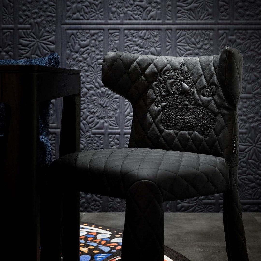 Krzesło MONSTER z szerokim oparciem Moooi Tak Czarny z haftem Eye on Design