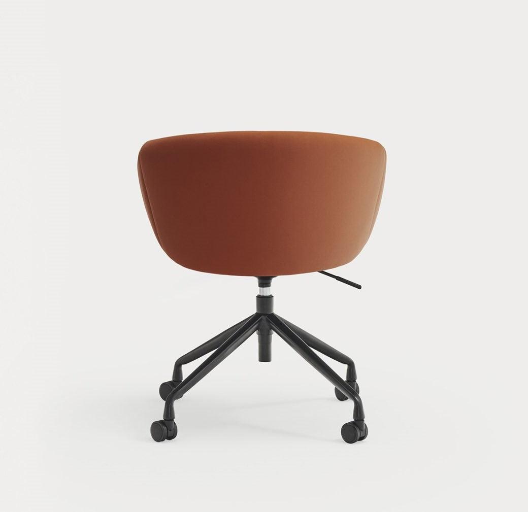 Krzesło na kółkach z podłokietnikami ADD ekoskóra terracotta Teulat Eye on Design
