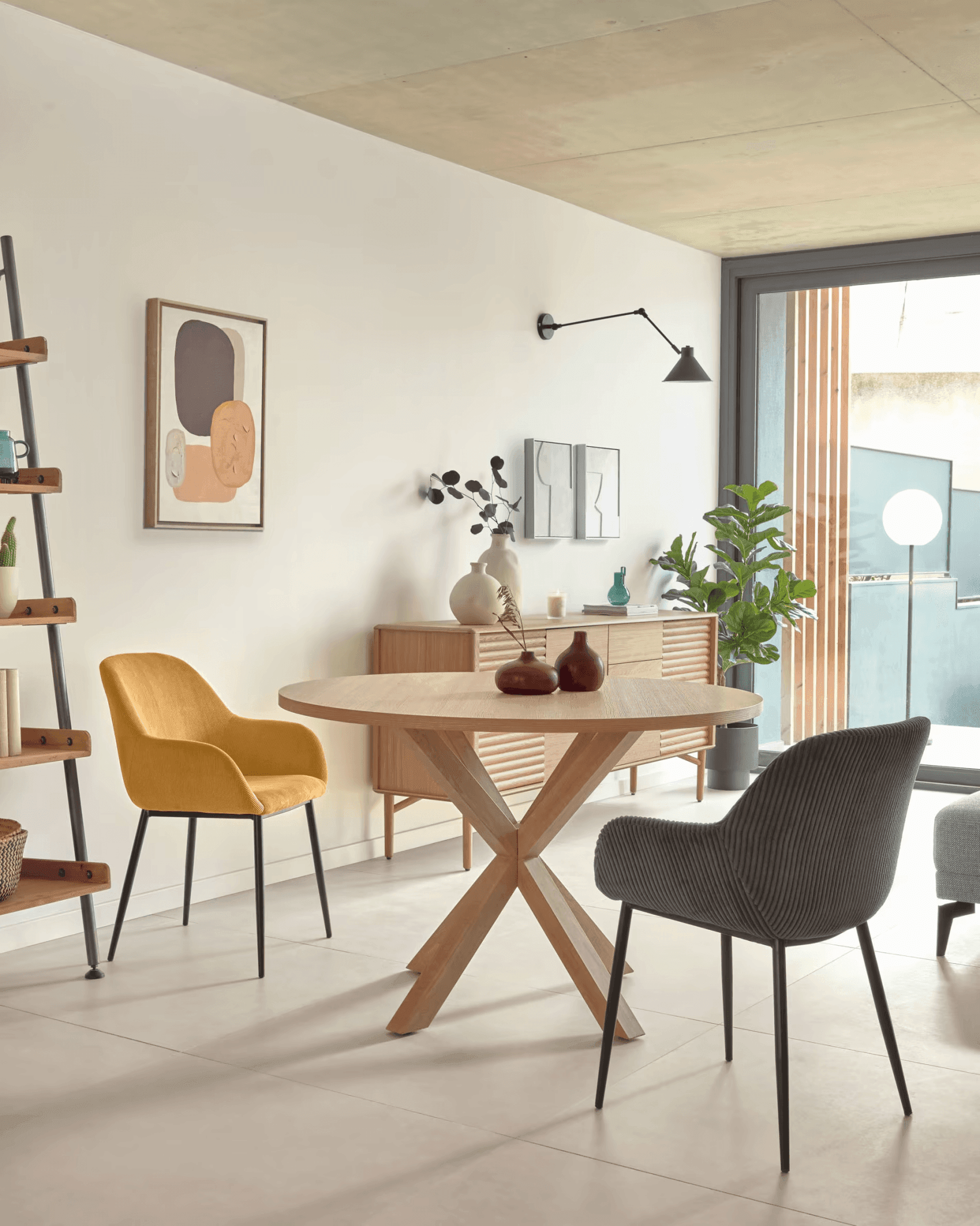 Krzesło sztruksowe KONNA szary z czarną podstawą La Forma Eye on Design