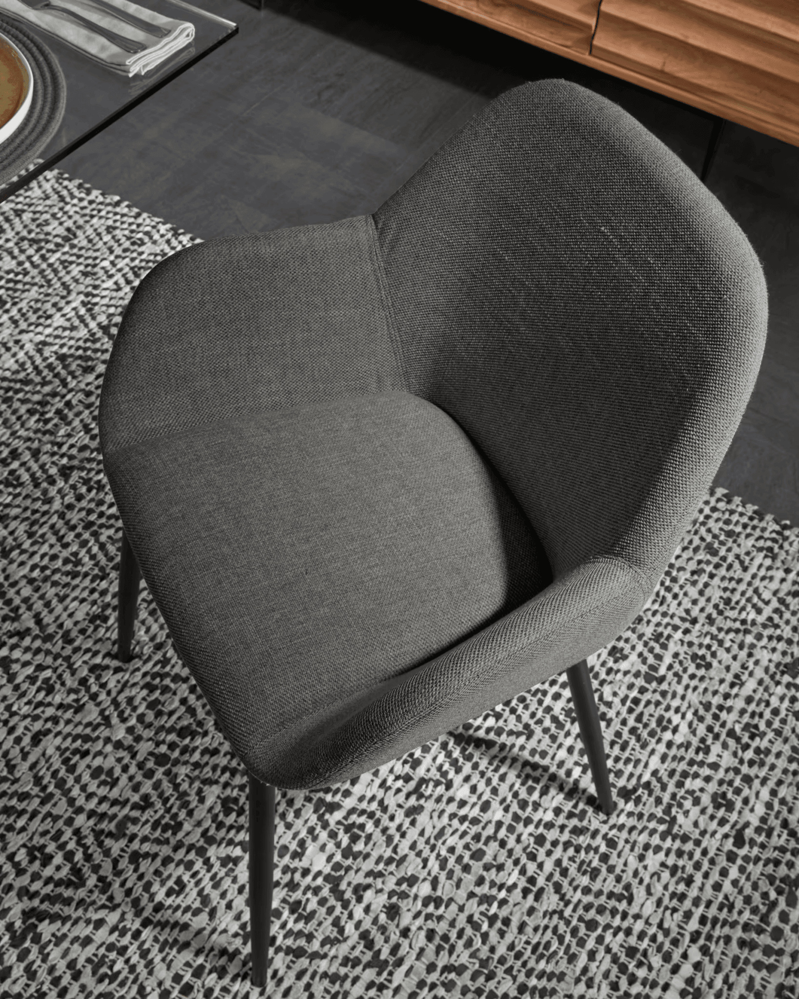 Krzesło w tkaninie szenilowej KONNA ciemnoszary z czarną podstawą La Forma Eye on Design