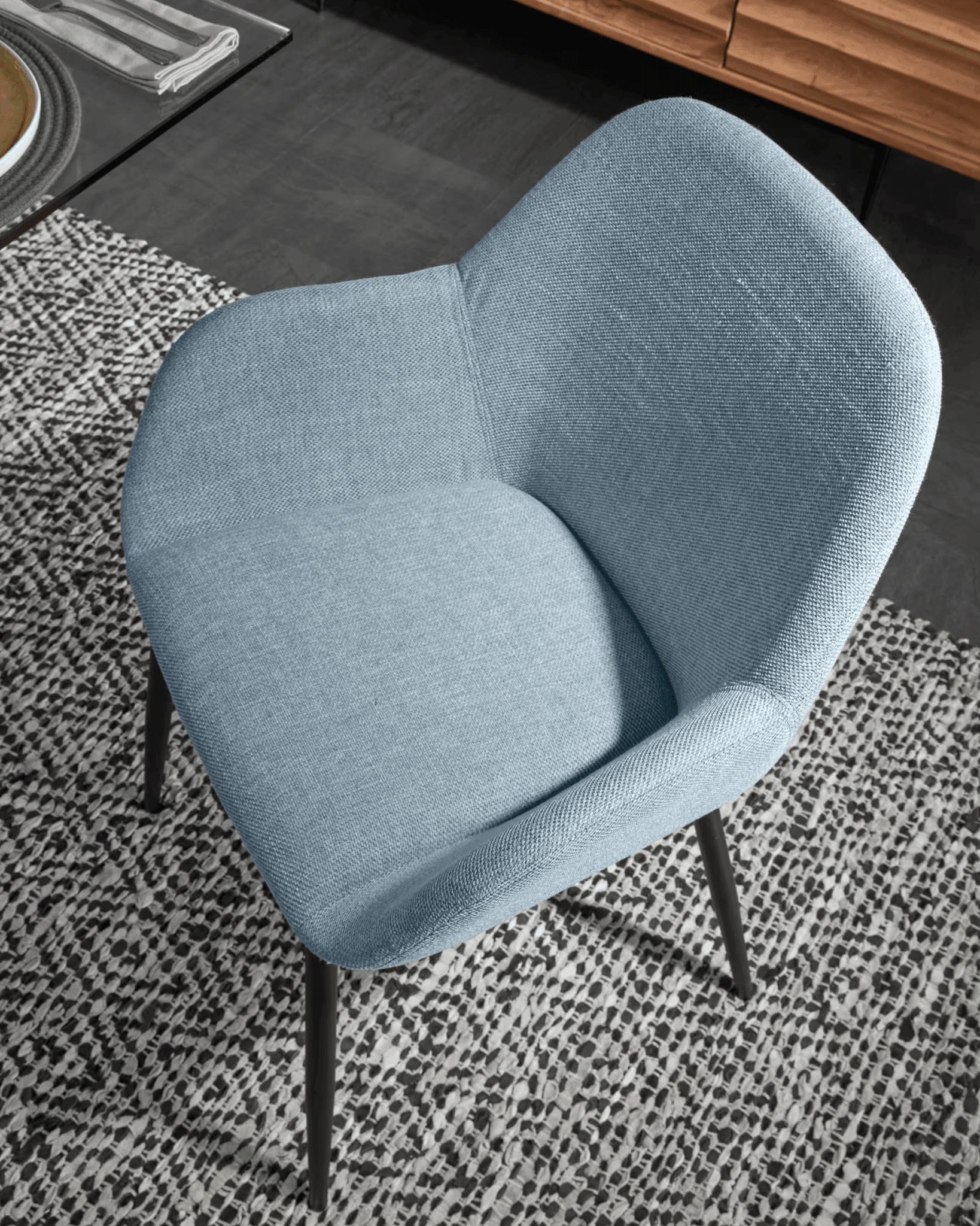 Krzesło w tkaninie szenilowej KONNA jasnoniebieski z czarną podstawą La Forma Eye on Design