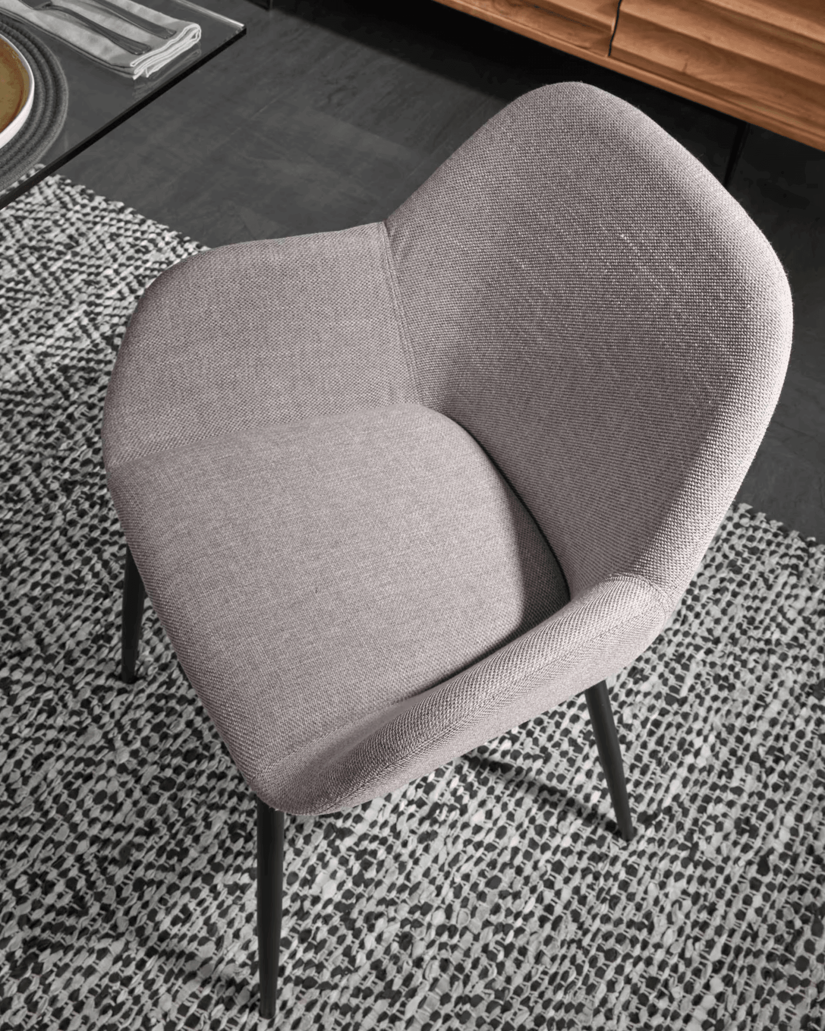 Krzesło w tkaninie szenilowej KONNA jasnoszary z czarną podstawą La Forma Eye on Design