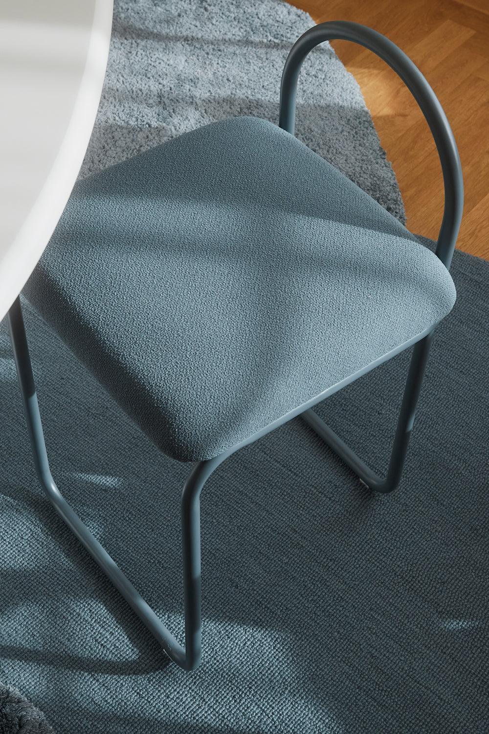 Krzesło z tkaniną boucle ANGUI niebieski AYTM Eye on Design