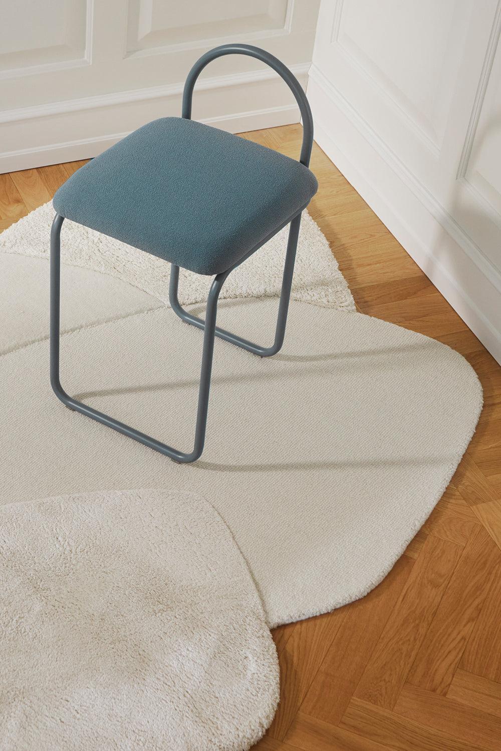 Krzesło z tkaniną boucle ANGUI niebieski AYTM Eye on Design