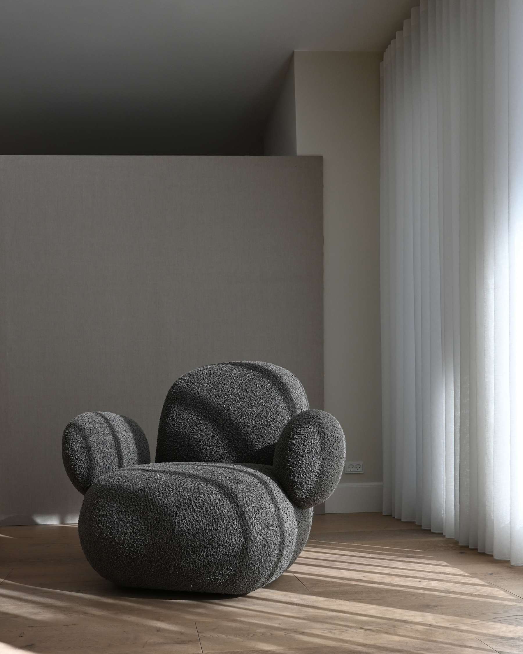 TOE FLAT Sessel graubraunes Bouclé
