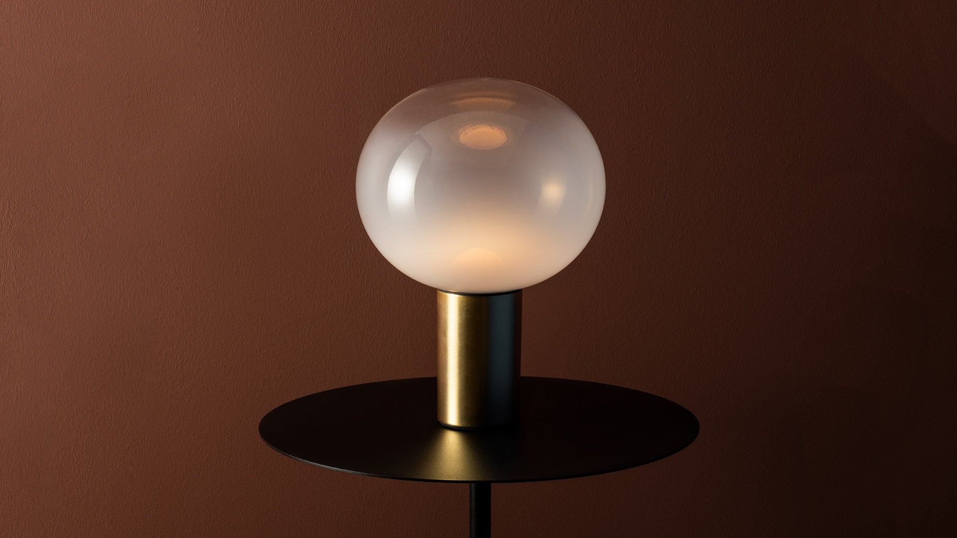 LAGUNA satin brass table lamp