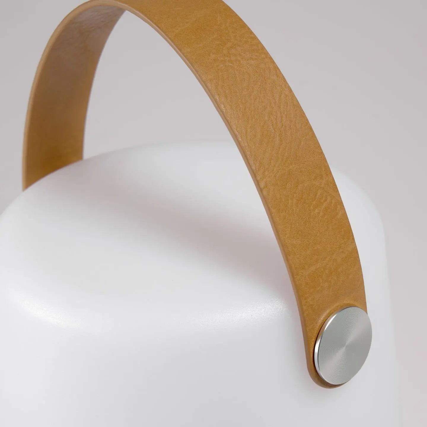 Lampa akumulatorowa DIALMA biały z brązowym uchwytem – Kave Home