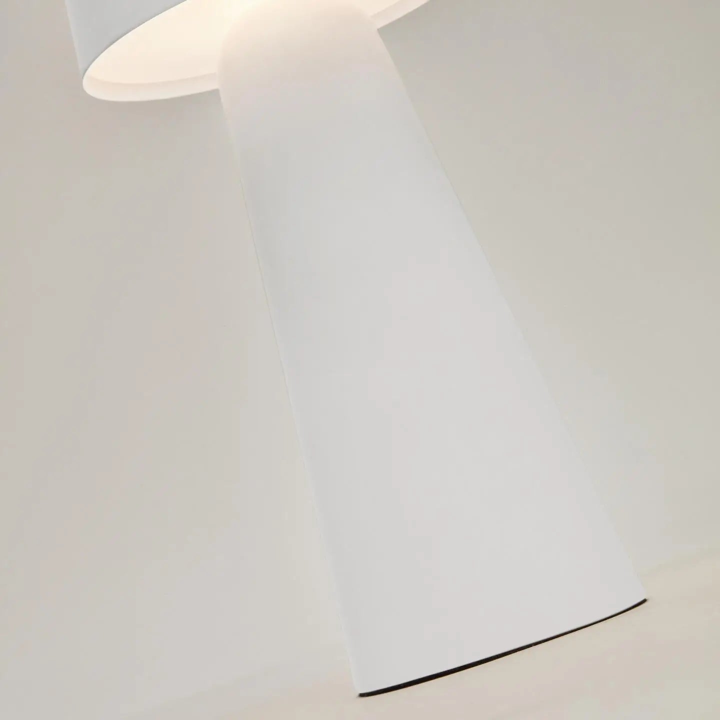 Lampa akumulatorowa zewnętrzna ARENYS biały – Kave Home