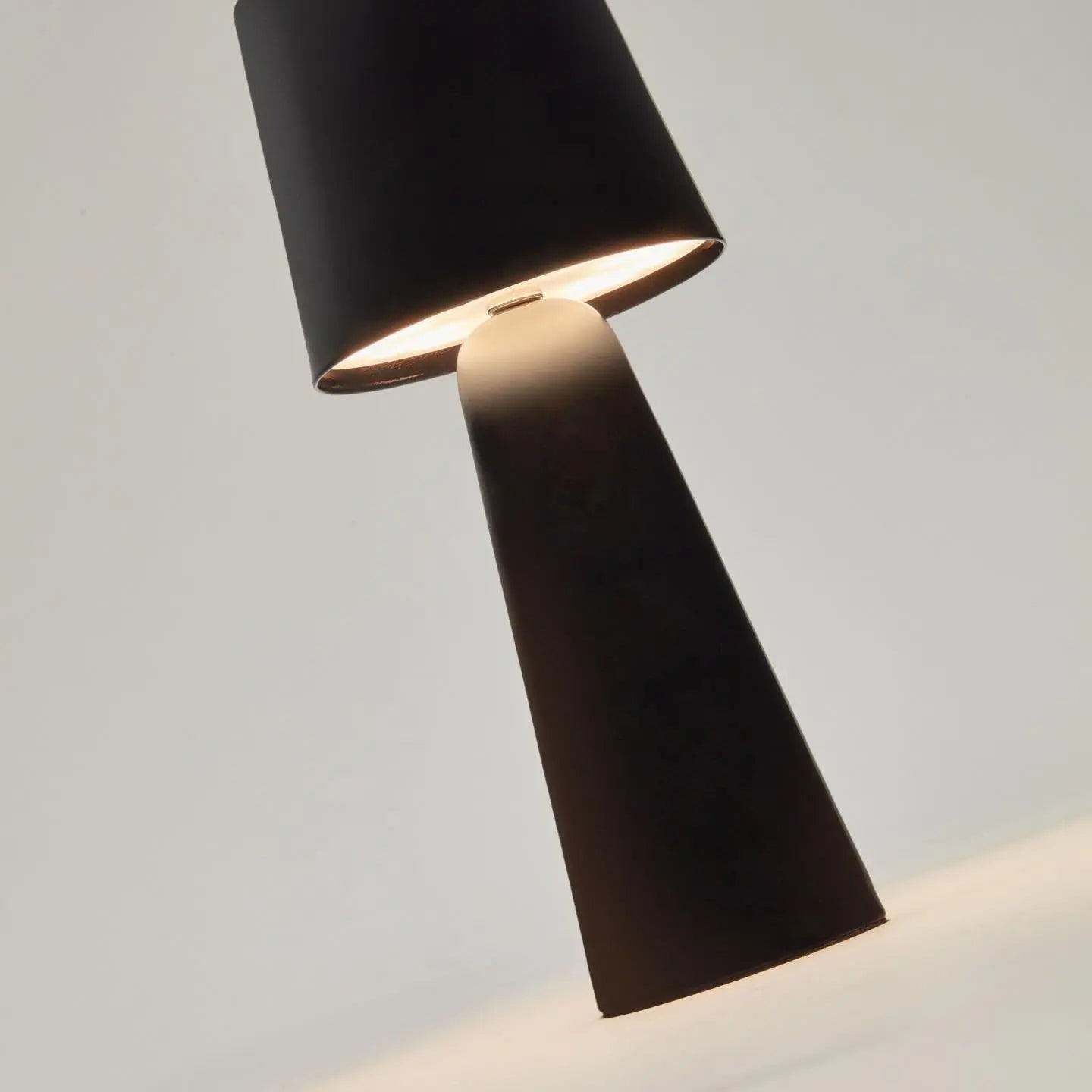 Lampa stołowa zewnętrzna akumulatorowa ARENYS czarny – Kave Home