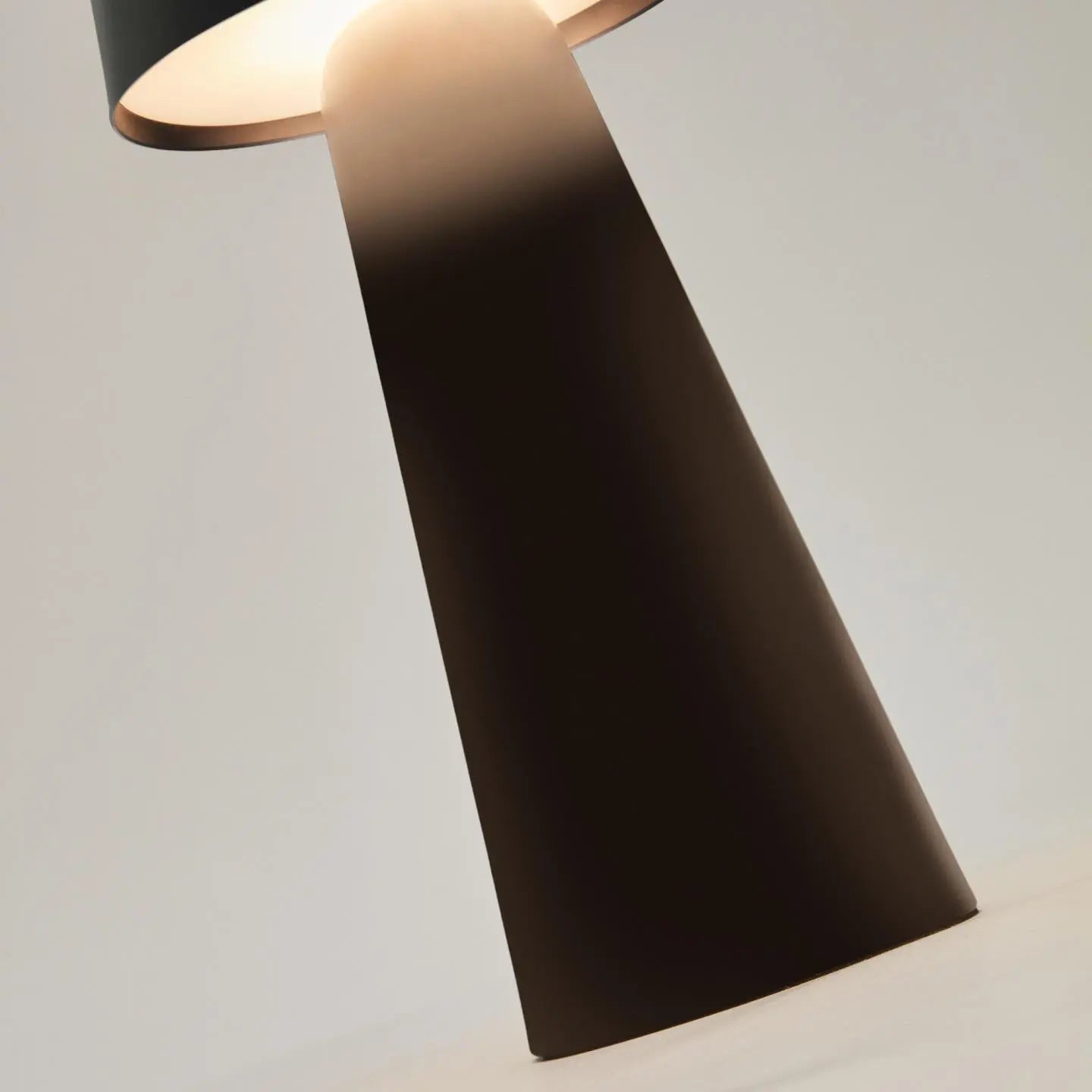 Lampa stołowa zewnętrzna akumulatorowa ARENYS czarny – Kave Home