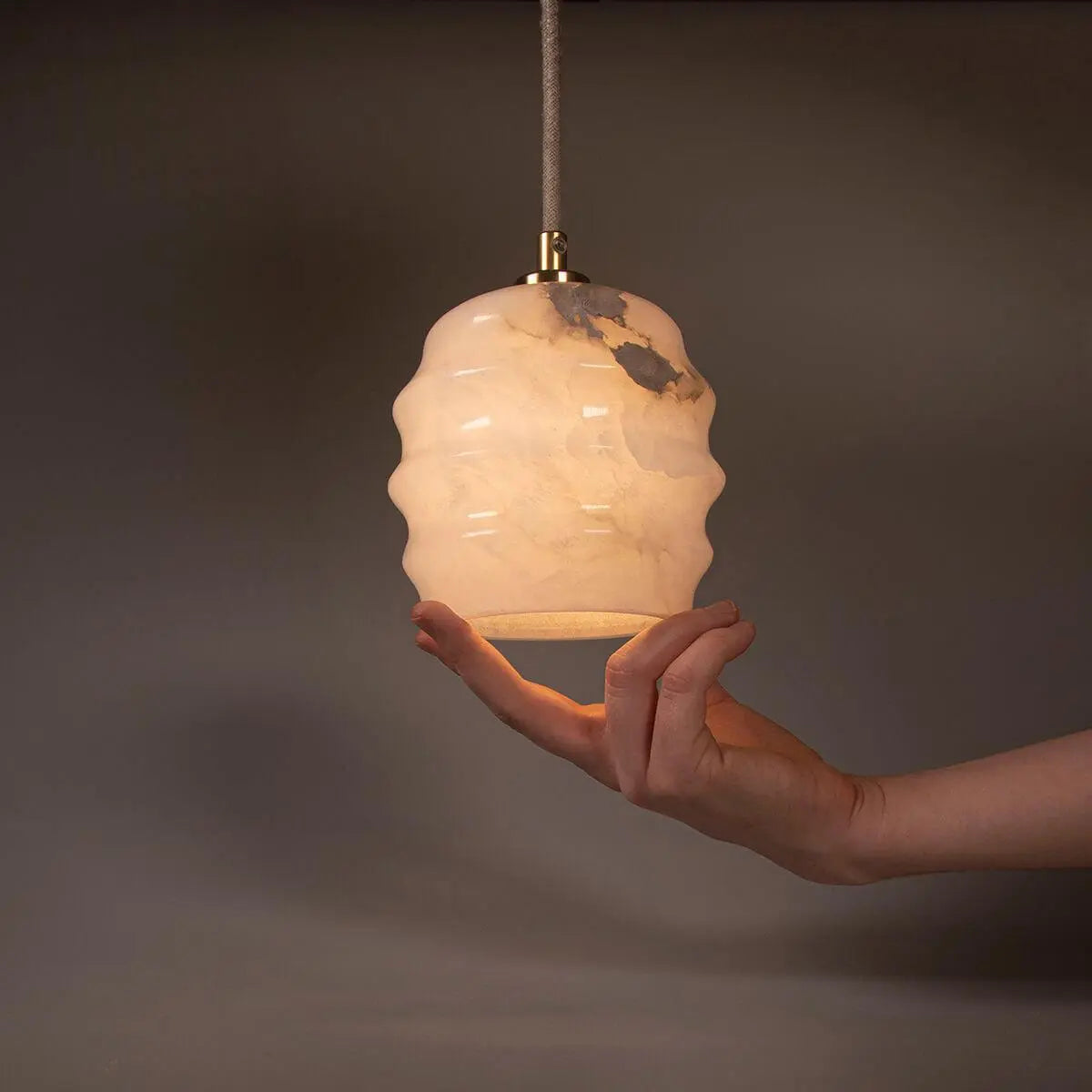 Lampa alabastrowa wisząca KALLIOPE mosiężny – Embassy Interiors