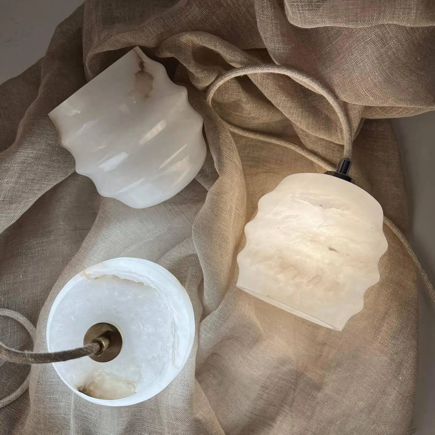 Lampa alabastrowa wisząca KALLIOPE mosiężny – Embassy Interiors