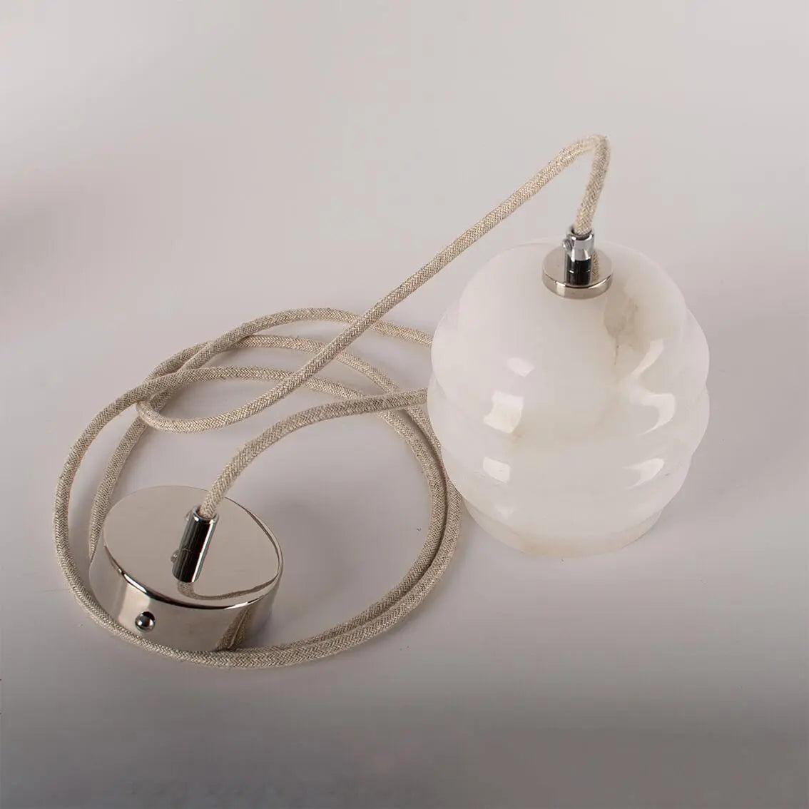 Lampa alabastrowa wisząca KALLIOPE mosiężny – Embassy Interiors
