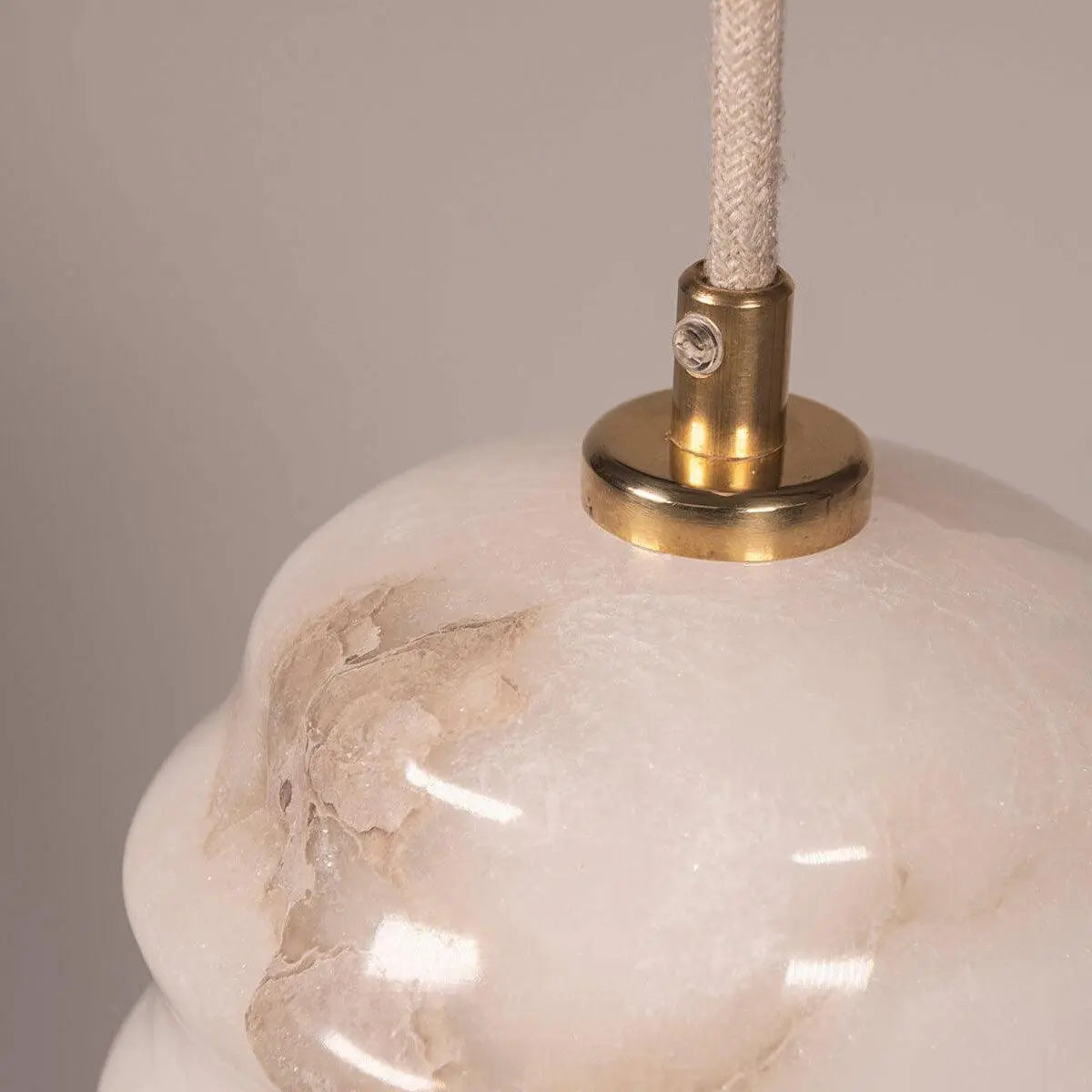 Lampa alabastrowa wisząca KALLIOPE mosiężny – Embassy Interiors