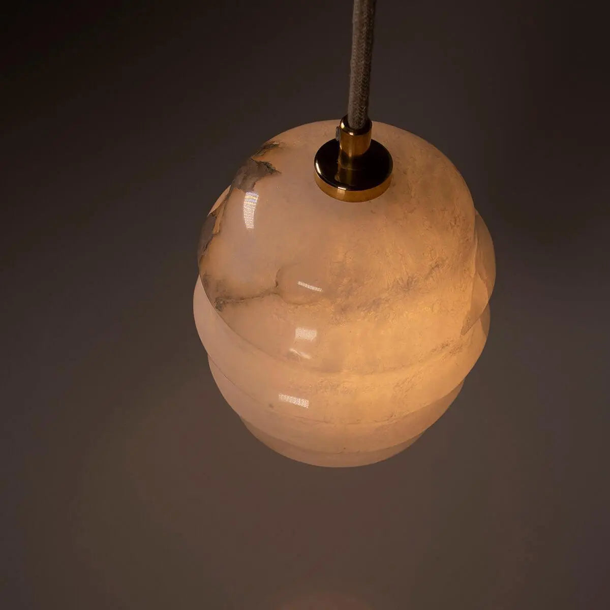 Lampa alabastrowa wisząca KALLIOPE mosiężny – Embassy Interiors