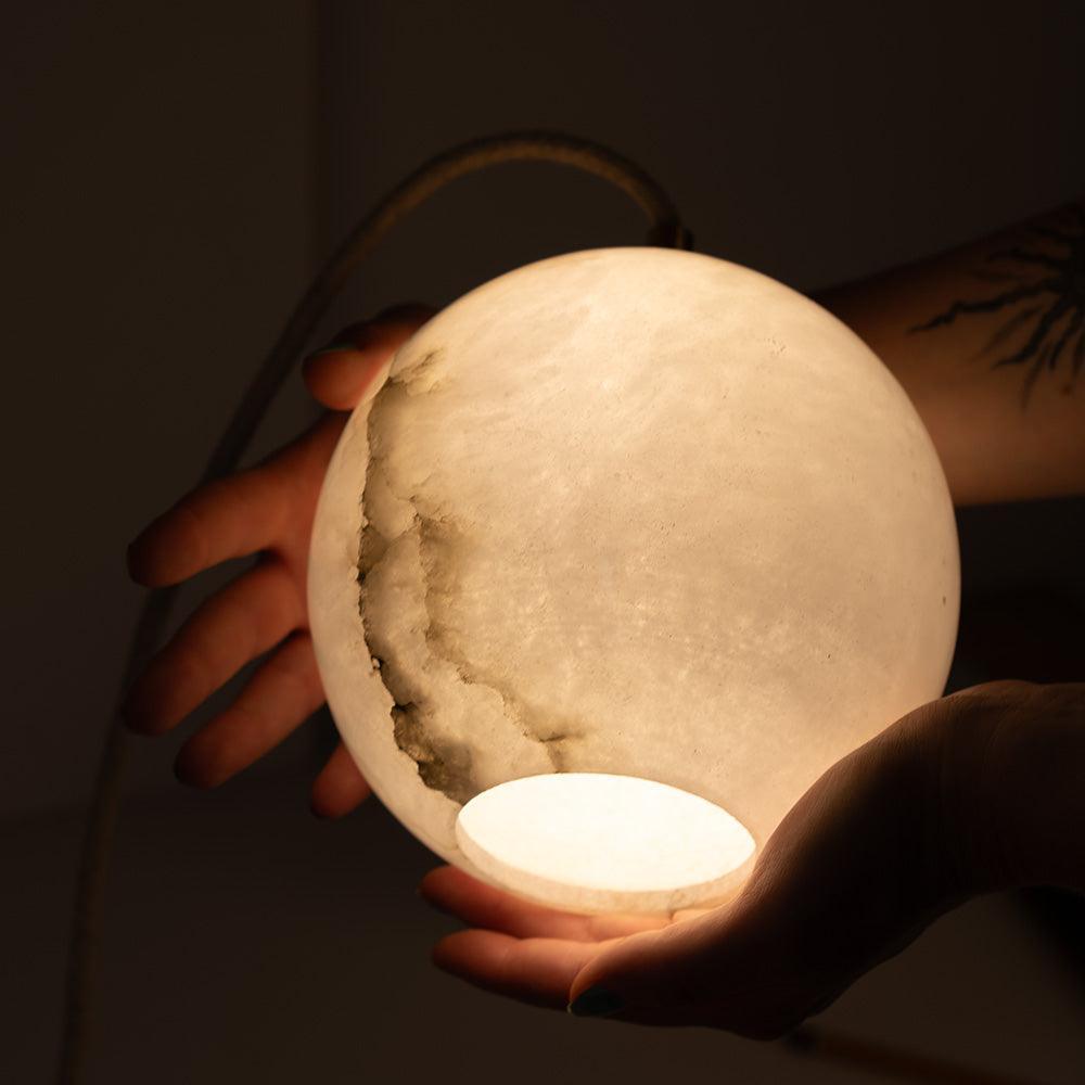 Lampa alabastrowa wisząca SELENE nikiel Embassy Interiors Eye on Design