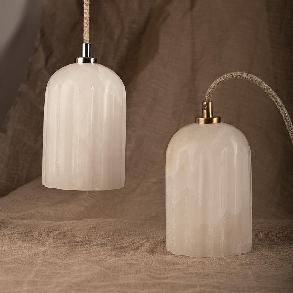 Lampa alabastrowa wisząca URANIA mosiężny Embassy Interiors Eye on Design