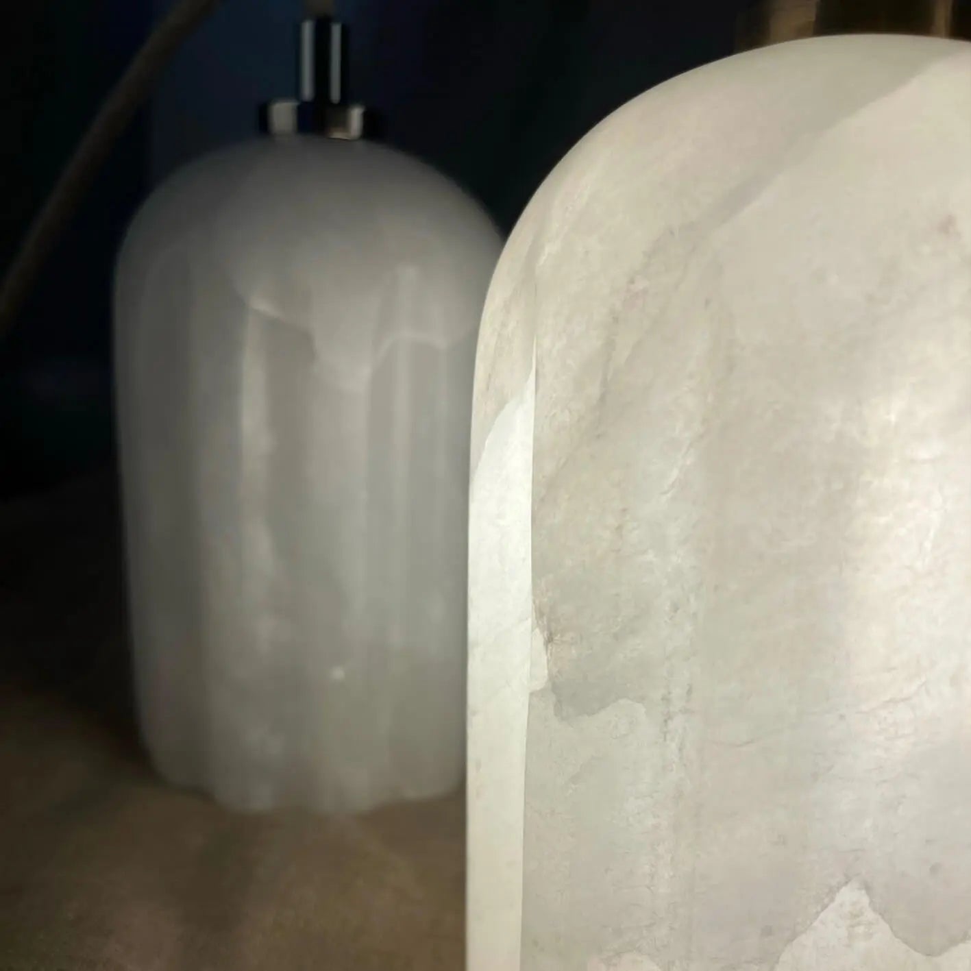Lampa alabastrowa wisząca URANIA mosiężny – Embassy Interiors