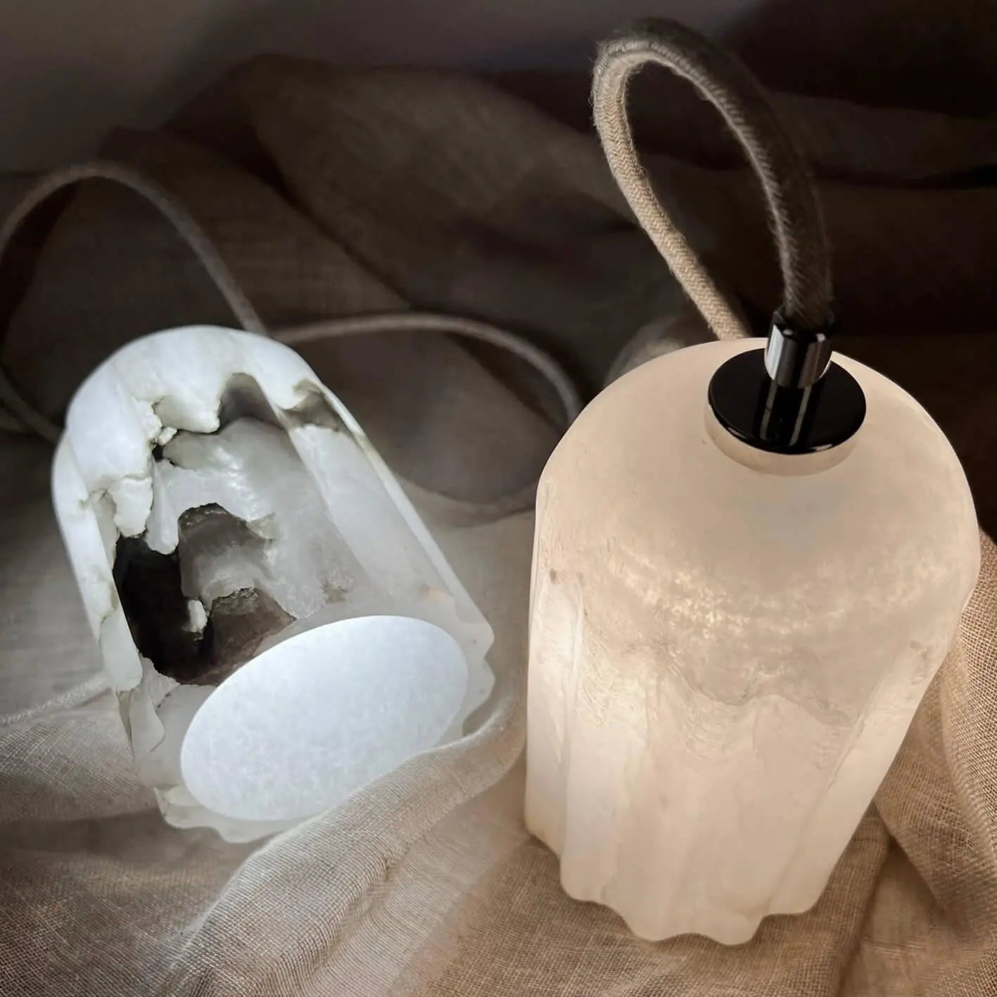 Lampa alabastrowa wisząca URANIA mosiężny – Embassy Interiors