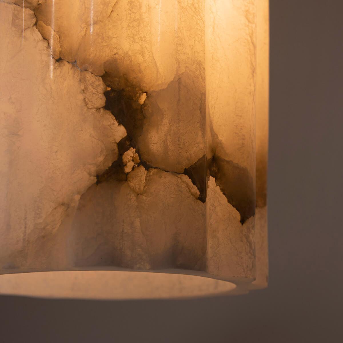 Lampa alabastrowa wisząca URANIA mosiężny Embassy Interiors Eye on Design